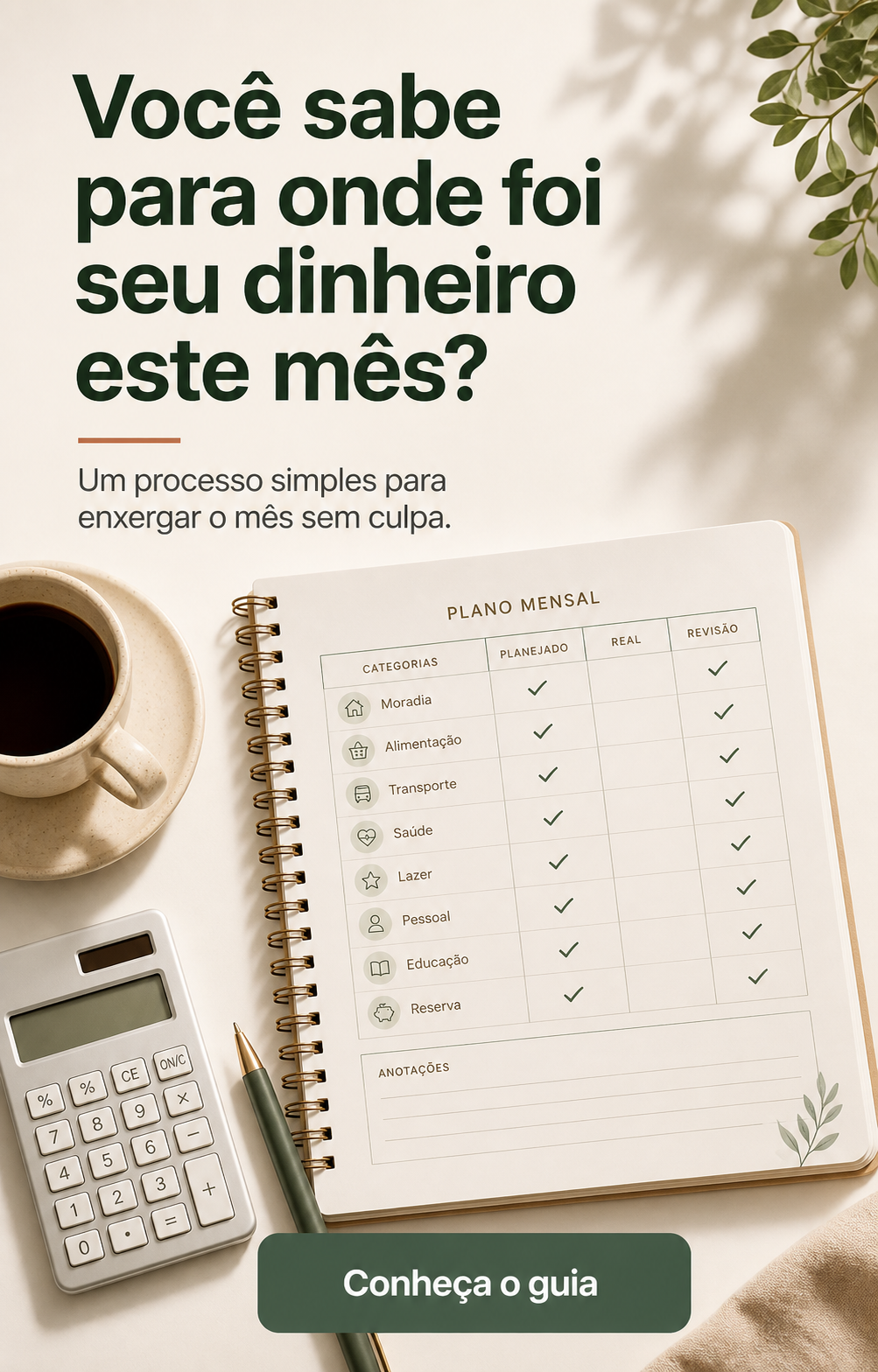 Planejador mensal organizado ao lado de calculadora, café e caneta